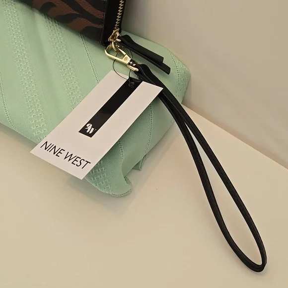 WOMEN'S NINE WEST ZIP AROUND FAUX LEATHER WALLET NWT - Picture 3 of 9